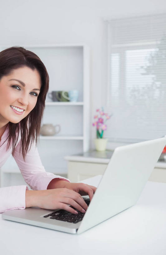 西方人,一个人,坐,笑,微笑,露齿笑,竖图,室内,白天,侧面,电脑,笔记本电脑,厨房,桌面,桌子,花盆,欧洲,欧洲人,仅一个年轻女性,仅一个女性,仅一个人,敲打,阴影,服装,盛开,反射,网络,影子,陶瓷,墙,陶瓷制品,花蕾,扭头,注视,休闲装,输入,通讯设备,墙壁,墙面,花,花瓣,花朵,鲜花,衣服,白色,容器,花苞,花蕊,打字,观察,看,转头,休闲,休闲服,服饰,观看,储藏,点击,一台,敲击,察看,无线,储存,关注,通信设备,无线网络,无线上网,便携式电脑,按键,手提电脑,年轻女性,女人,女性,白种人,坐着,半身,彩图,灶间,贮存