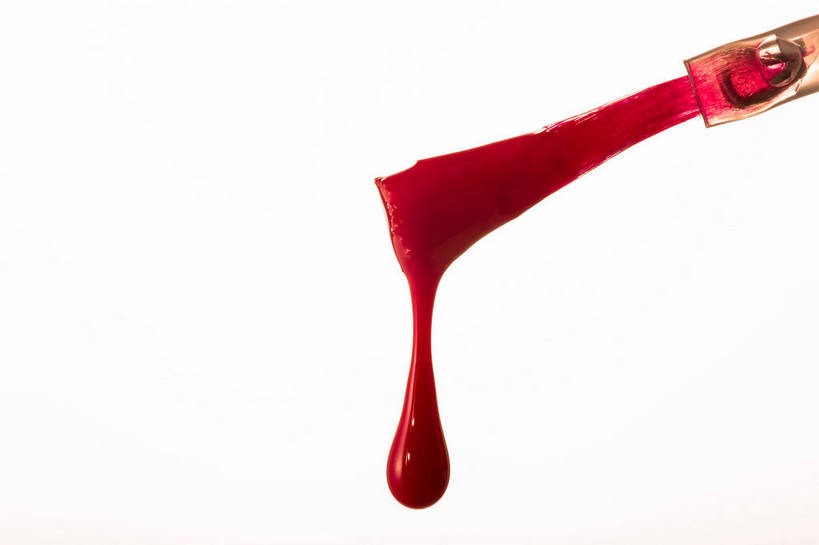 无人,横图,室内,特写,白天,白色背景,正面,静物,装饰,指甲油,红色,化妆刷,刷子,摄影,影棚,华丽,修饰,点缀,美容工具,指甲刷,下降,降落,化妆工具,衬托,美观,雅致,雅观,降低,下跌,下落,彩图,影棚拍摄,拍摄