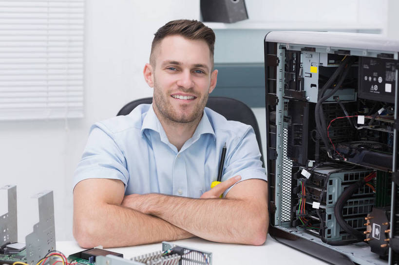 西方人,一个人,技术人员,办公室,坐,笑,双手交叉,微笑,露齿笑,横图,室内,白天,正面,工作服,制服,电脑,家具,桌子,椅子,金属制品,欧洲,欧洲人,仅一个男性,仅一个人,连接,握,组合,网络,金属,工具,办公桌,拿,拿着,注视,输入设备,通讯设备,开关,工人,仅一个年轻男性,按钮,会议椅,观察,看,台式电脑,握着,观看,螺丝刀,起子,链接,光驱,主机,办公椅,五金,察看,双手抱胸,机箱,紧固,关注,拼接,拼凑,通信设备,光盘驱动器,办公家具,拼合,凑集,聚合,撮合,链结,牢固,改锥,商务椅,培训椅,工作制服,电脑主机,男人,男性,年轻男性,白种人,员工,技术员,坐着,半身,彩图,工作套服,匠人,劳动者,体力工,技工