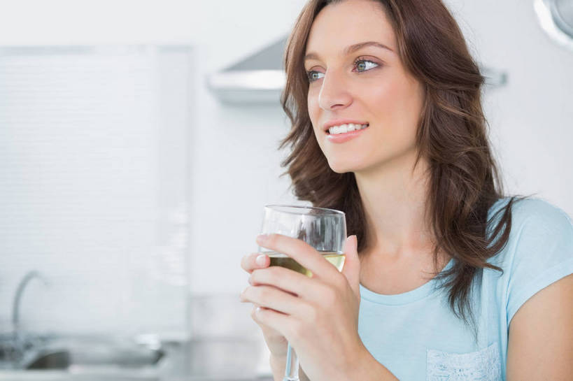 红酒,葡萄酒,西方人,一个人,站,笑,微笑,露齿笑,横图,室内,白天,正面,厨房,杯子,厨具,欧洲,欧洲人,仅一个年轻女性,仅一个女性,仅一个人,握,服装,朦胧,模糊,高脚杯,工具,红酒杯,白葡萄酒,酒类,拿,拿着,注视,休闲装,干净,玻璃制品,酒,饮料,一个,衣服,酒杯,观察,看,站着,休闲,休闲服,握着,服饰,单个,油烟机,观看,察看,卫生,吸油烟机,葡萄酒杯,关注,年轻女性,女人,女性,白种人,玻璃杯,站立,半身,彩图,灶间