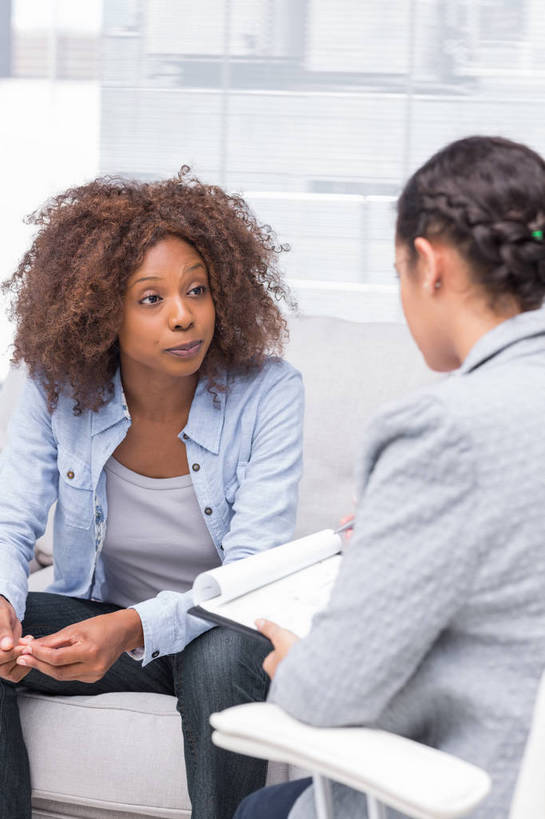 西方人,两个人,医生,病人,客厅,坐,说,竖图,室内,白天,正面,讨论,沙发,欧洲,非洲,黑人,欧洲人,握,服装,材料,档案,文件,纸,拿,拿着,注视,休闲装,衣服,手稿,资料,观察,看,医护人员,医疗人员,休闲,休闲服,握着,服饰,观看,证明,察看,起居室,关注,文档,病患,布艺沙发,客堂,交流,年轻女性,女人,女性,白种人,非洲人,大夫,患者,就医者,沟通,讲话,交谈,商讨,说话,谈话,坐着,半身,彩图,心理医生,临床心理学家,心理治疗师,心理咨询师,咨询心理学家