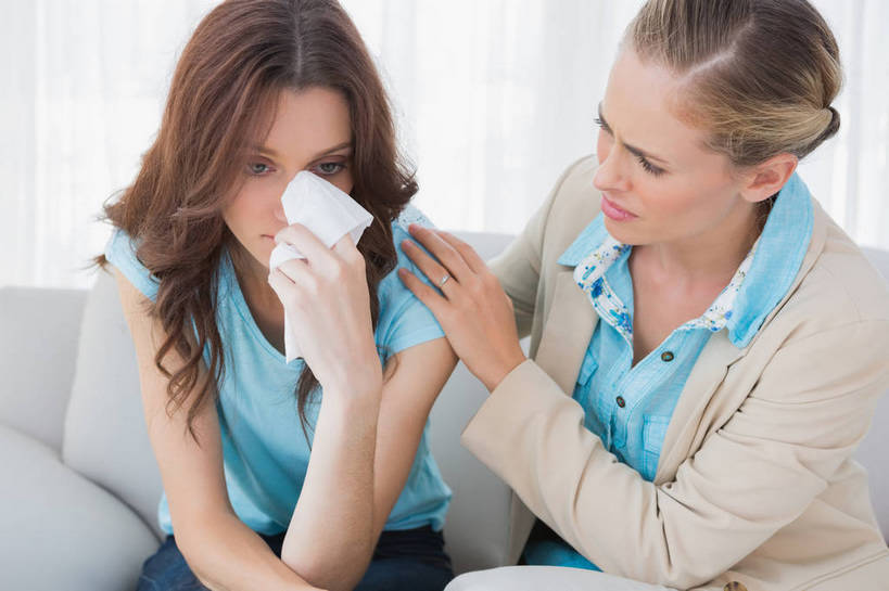 西方人,两个人,医生,病人,客厅,坐,横图,室内,白天,正面,沙发,生活用品,欧洲,欧洲人,擦,抚摸,握,服装,纸,拿,拿着,注视,休闲装,衣服,纸巾,日用品,观察,看,医护人员,医疗人员,休闲,休闲服,擦拭,握着,服饰,卫生纸,观看,察看,起居室,关注,病患,布艺沙发,客堂,生活用纸,揩擦,拭,年轻女性,女人,女性,中年女性,白种人,大夫,患者,就医者,坐着,半身,彩图,心理医生,临床心理学家,心理治疗师,心理咨询师,咨询心理学家,轻抚