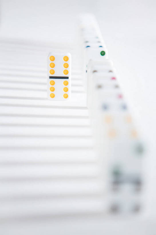 无人,竖图,室内,特写,白天,白色背景,正面,游戏,成功,运动,合作,团队,集体,信心,静物,一排,许多,朦胧,模糊,整齐,骨牌,很多,玩,文化,娱乐,队伍,排列,黄色,白色,休闲,多米诺骨牌,专注,摄影,影棚,拼搏,活动,创造力,高雅,成就,队列,多米诺,发泄,消遣,智力,牌九,合伙,坚持,自信心,品位,宣泄,耐力,体力,连锁反应,想象力,意志力,执着,忍耐,玩耍,嬉戏,彩图,影棚拍摄,拍摄