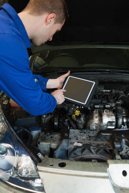 西方人,一个人,工厂,站,竖图,室内,白天,侧面,工作服,制服,机器,电脑,笔记本电脑,汽车,欧洲,欧洲人,仅一个男性,仅一个人,一辆,握,网络,拿,拿着,注视,通讯设备,车,工人,仅一个年轻男性,蓝色,交通工具,轿车,低头,观察,看,站着,发动机,机械,握着,观看,马达,察看,无线,关注,载具,通信设备,无线网络,无线上网,便携式电脑,平板电脑,工作制服,电动机,手提电脑,男人,男性,年轻男性,白种人,员工,站立,半身,彩图,工作套服,工地,制造厂,电动马达,机械工人,匠人,劳动者,体力工