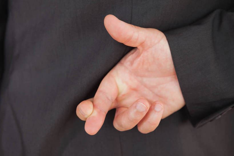 西方人,手,中指,一个人,商务人士,商务男性,交叉,横图,室内,特写,白天,衬衫,欧洲,欧洲人,仅一个男性,仅一个人,阴影,套装,曲折,反射,影子,仅一个年轻男性,背面,祈祷,手势,手部,期待,单手,虚假,誓言,食指,亲近,商务装,工薪阶层,祝愿,期盼,邪恶,结束,终结,完成,赌咒,撒谎,欺骗,谎言,隐瞒,相交,交集,幸运,男人,男性,年轻男性,白种人,白领,上班族,半身,彩图,衬衣