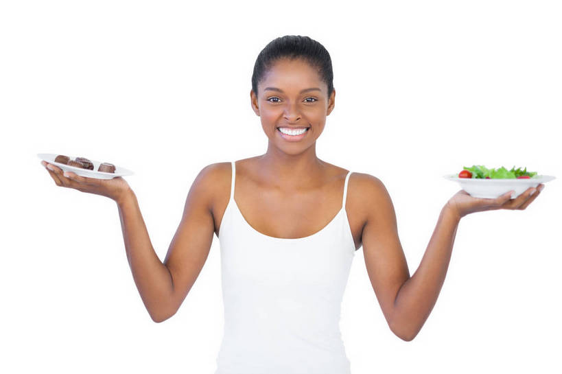 西方人,一个人,站,伸展双臂,捧,笑,微笑,露齿笑,横图,室内,白天,白色背景,正面,烹饪,西餐,蔬菜,吊带,欧洲,非洲,黑人,欧洲人,仅一个年轻女性,仅一个女性,仅一个人,服装,新鲜,陶瓷,调料,酱料,酱汁,蔬菜沙拉,佐料,沙拉,料理,食品,糖,糖果,甜点,甜品,陶瓷制品,调味品,调味料,注视,吊带衫,色拉,酱,沙拉酱,沙律,菜肴,美食,食物,衣服,容器,碗,甜食,巧克力,观察,看,站着,西式,摄影,服饰,佳肴,有机食品,绿色食品,影棚,观看,色拉酱,储藏,朱古力,察看,衣着,储存,穿着,关注,衣饰,年轻女性,女人,女性,非洲人,敞开双臂,端,端着,捧着,伸开双臂,手捧,展开双肩,站立,张开手臂,张开双臂,半身,彩图,影棚拍摄,拍摄,贮存