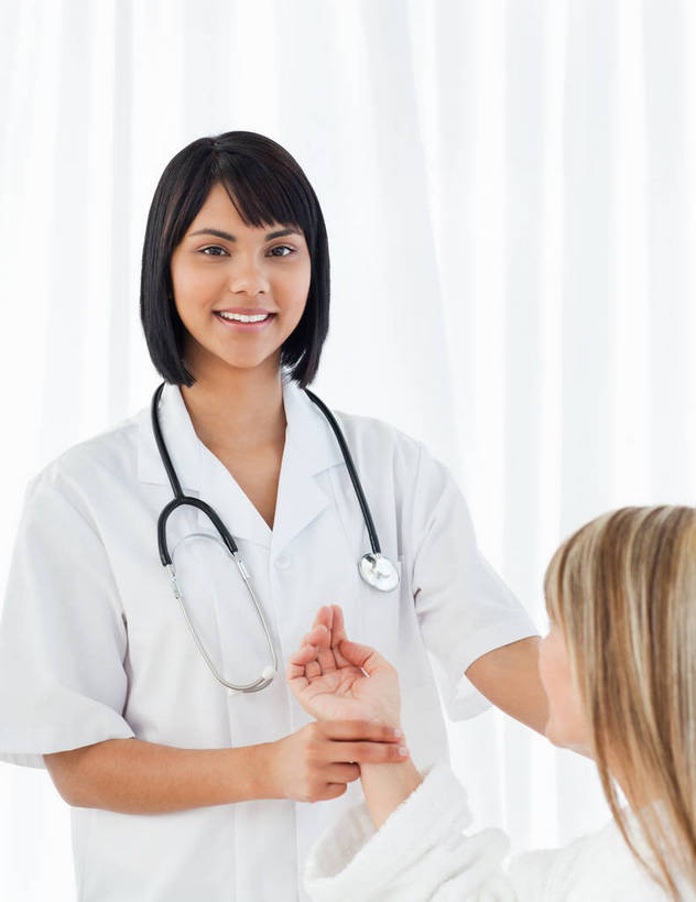 西方人,两个人,病人,护士,医院,站,坐,笑,微笑,露齿笑,竖图,室内,白天,正面,工作服,制服,欧洲,欧洲人,服装,注视,相视,衣服,听诊器,观察,看,站着,面对面,服饰,观看,对视,察看,医疗设备,互视,白衣天使,衣着,穿着,关注,病患,医疗器械,相对,医疗工具,把脉,医疗机构,相看,工作制服,衣饰,切脉,评脉,检测工具,年轻女性,女人,女性,白种人,患者,就医者,站立,坐着,半身,彩图,工作套服,病院,诊所