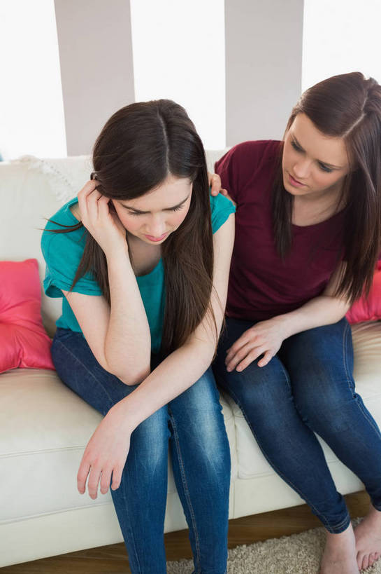 西方人,两个人,伙伴,朋友,客厅,哭,竖图,室内,白天,正面,友谊,靠垫,沙发,欧洲,欧洲人,阴影,服装,裤子,反射,影子,墙,靠枕,注视,牛仔裤,休闲装,墙壁,墙面,衣服,垫子,枕头,低头,观察,看,休闲,休闲服,眼泪,服饰,观看,安慰,察看,起居室,抚慰,泪水,关注,布艺沙发,客堂,劝慰,友情,年轻女性,女人,女性,白种人,半身,彩图,哭泣,哭啼