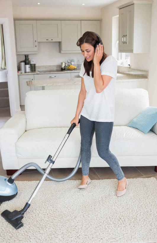 西方人,一个人,客厅,站,闭眼,竖图,室内,白天,正面,快乐,满意,幸福,地毯,靠垫,沙发,欧洲,欧洲人,仅一个年轻女性,仅一个女性,仅一个人,握,服装,装饰,编织,电器,手工艺品,靠枕,音响,织物,音乐,拿,听,拿着,休闲装,娱乐,衣服,耳机,工艺品,垫子,枕头,扶,清洁,站着,享受,休闲,休闲服,吸尘器,放松,握着,服饰,华丽,修饰,点缀,卫生,起居室,舒适,家电,家用电器,享乐,扶着,保洁,布艺沙发,衬托,美观,雅致,雅观,保洁工具,客堂,年轻女性,女人,女性,白种人,闭眼睛,闭着眼,闭着眼睛,站立,彩图,全身,真空吸尘器