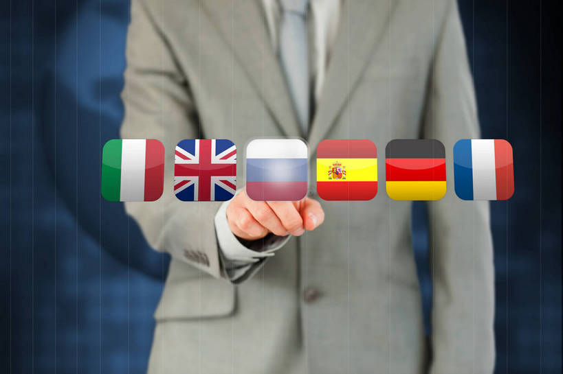 西方人,一个人,无人,商务人士,商务男性,站,横图,室内,白天,正面,衬衫,数码,科技,海洋,地图,旗帜,国旗,欧洲,欧洲人,仅一个男性,仅一个人,指,阴影,套装,朦胧,模糊,网络,世界地图,陆地,领带,高光,几何,计算机图形,合成,方向,仅一个年轻男性,手势,站着,国家,电脑合成图,数码合成图,大陆,世界,指向,象征,庄重,食指,合成图,大洋洲,商务装,身份,版图,工薪阶层,写实,具体,具象,正式,地位,男人,男性,年轻男性,白种人,白领,上班族,旗,站立,半身,彩图,衬衣,万国旗