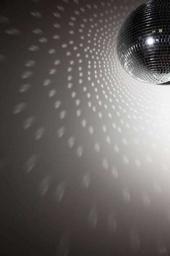 无人,竖图,室内,特写,白天,正面,静物,照明,灰色背景,灯光,辉煌,灯,灯具,灿烂,摄影,影棚,照亮,璀璨,照明设备,光辉,绚烂,光耀,迪斯科球,迪斯科灯,镜面球,镜球,舞厅球,彩图,影棚拍摄,拍摄