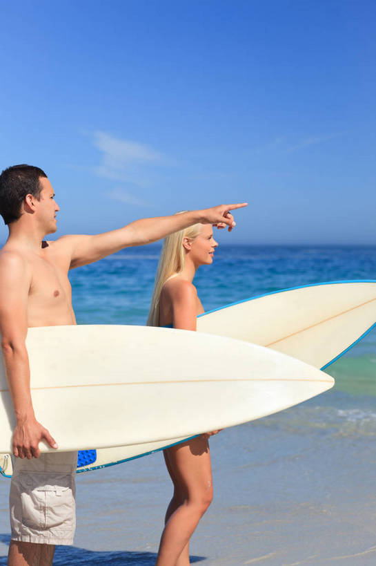 冲浪,西方人,两个人,家庭,夫妻,站,举,竖图,室外,白天,侧面,泳装,比基尼,爱情,锻炼,运动,海浪,海洋,沙滩,欧洲,欧洲人,握,指,短裤,裤子,沙子,海岸,浪花,云,云朵,沙地,浪漫,拿,云彩,拿着,注视,方向,裸露,蓝色,白云,蓝天,天空,海水,天,观察,看,手势,托,站着,温暖,温馨,一家人,恩爱,握着,沙滩裤,恋人,晴朗,观看,和睦,察看,指向,食指,关注,裸,水上运动,海景,体育,男人,男性,年轻女性,女人,女性,中年男性,白种人,年轻人,夫妇,情侣,大海,风浪,海,海水的波动,海滩,近岸浪,涌浪,晴空,举起,举手,举着,向上举,向上伸,向上托,站立,半身,彩图,三点式,泳衣,健身,伴侣,融洽,冲浪运动