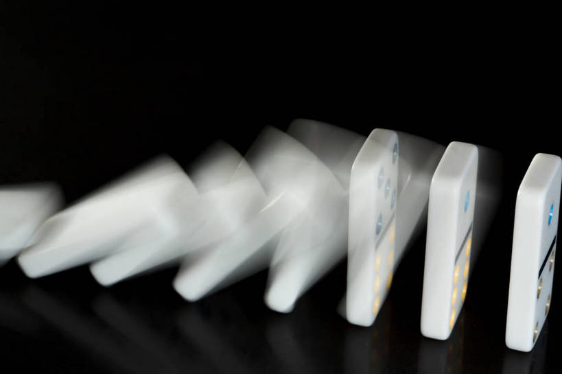 无人,横图,俯视,室内,特写,白天,游戏,成功,运动,合作,团队,集体,信心,静物,黑色背景,朦胧,模糊,骨牌,玩,文化,娱乐,队伍,休闲,多米诺骨牌,专注,摄影,影棚,拼搏,活动,创造力,高雅,成就,多米诺,发泄,消遣,智力,下降,降落,牌九,合伙,坚持,自信心,品位,宣泄,耐力,体力,连锁反应,想象力,意志力,执着,忍耐,降低,下跌,下落,玩耍,嬉戏,彩图,高角度拍摄,影棚拍摄,拍摄