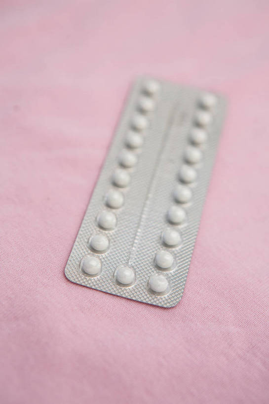 无人,竖图,俯视,室内,特写,白天,安全,静物,一排,粉色背景,整齐,并列,并排,药剂,药丸,塑料,防护,药片,盒子,排列,一个,包装盒,容器,塑料制品,药品,治疗,摄影,影棚,单个,储藏,保护,药物,控制,医疗,储存,队列,避孕药,保险,预防,平行,节制,管制,掌握,平安,彩图,高角度拍摄,影棚拍摄,拍摄,吸塑包装盒,口服避孕药,贮存