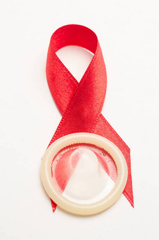 无人,竖图,俯视,室内,特写,白天,白色背景,安全,计划,静物,标志,符号,一个,红色,摄影,影棚,单个,避孕套,控制,避孕,疾病,安全套,红丝带,保险,艾滋病,预防,保险套,传染,计划生育,可靠,少生,晚婚,晚育,优生,传染病,HIV病毒,后天性免疫缺陷症候群,获得性免疫缺陷综合症,流行症,慢性病,人类免疫缺陷病毒,症候群,综合症,致命,艾滋,艾滋病病毒,彩图,高角度拍摄,影棚拍摄,拍摄,感染