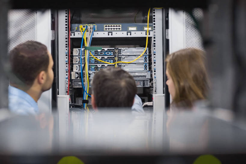 西方人,心脏,三个人,伙伴,朋友,技术人员,站,横图,室内,白天,工作服,制服,友谊,合作,团队,欧洲,欧洲人,朦胧,模糊,电力,电线,线,电能,线路,工人,背面,站着,战略,电,电源,电源线,芯片,中央处理器,运算,核心,处理器,能量,联合,合谋,工作制服,配合,协作,计算机,男人,男性,年轻男性,年轻女性,女人,女性,中年男性,白种人,员工,技术员,抬头,仰头,站立,半身,彩图,工作套服,匠人,劳动者,体力工,技工