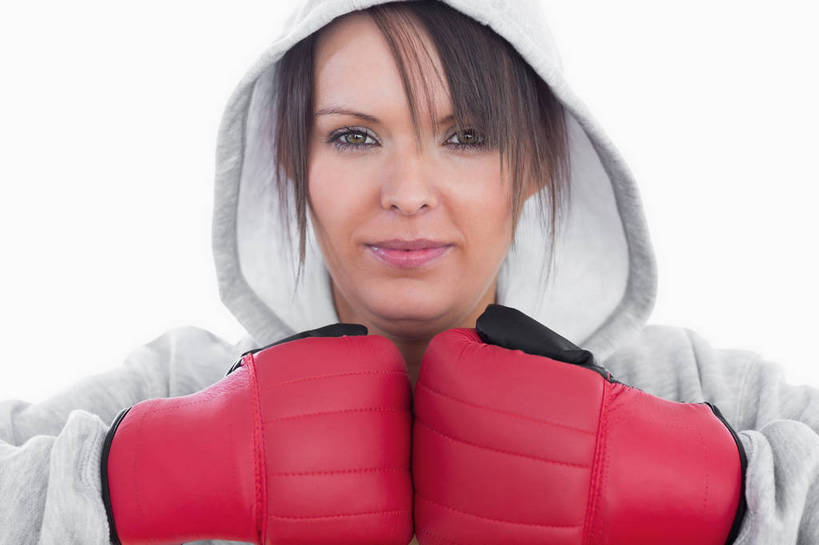 西方人,脸,头,脸颊,一个人,站,笑,微笑,横图,室内,特写,白天,白色背景,正面,安全,欧洲,欧洲人,仅一个女性,仅一个人,防护,拳击手套,注视,运动器械,手套,观察,看,站着,仅一个中年女性,披风,健身器械,摄影,影棚,观看,保护,察看,关注,保险,健身器材,保全,周全,安稳,安定,防护手套,平安,女人,女性,中年女性,白种人,头部,脸部,脸蛋,面部,站立,半身,彩图,影棚拍摄,拍摄,比赛披风,出场服,拳击出场服,拳击披风,拳击战袍,武术战袍,战袍,运动器材