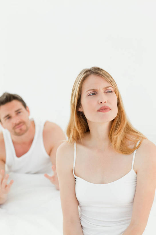 西方人,中年人,两个人,家庭,夫妻,坐,竖图,室内,白天,正面,爱情,吊带,欧洲,欧洲人,阴影,服装,反射,背心,影子,墙,浪漫,注视,吊带衫,墙壁,墙面,衣服,白色,观察,看,温暖,温馨,一家人,恩爱,恋人,服饰,观看,和睦,察看,衣着,穿着,关注,争执,衣饰,争辩,男人,男性,女人,女性,中年男性,中年女性,白种人,夫妇,情侣,争论,坐着,半身,彩图,伴侣,融洽