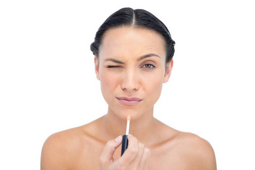 西方人,脸,头,脸颊,手,一个人,站,横图,室内,特写,白天,白色背景,正面,化妆,美容,欧洲,欧洲人,仅一个年轻女性,仅一个女性,仅一个人,护肤,握,阴影,反射,影子,注视,唇刷,裸露,肩膀,一个,彩妆,化妆刷,刷子,观察,看,站着,保养,享受,休闲,手部,放松,握着,眨眼睛,保健,摄影,影棚,单个,观看,单手,察看,美容工具,眨眼,关注,裸,养颜,彩妆刷,化妆工具,年轻女性,女人,女性,白种人,头部,脸部,脸蛋,面部,站立,半身,彩图,影棚拍摄,拍摄