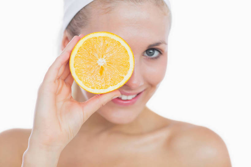 西方人,脸,头,脸颊,手,一个人,笑,微笑,露齿笑,横图,室内,特写,白天,白色背景,正面,水果,欧洲,欧洲人,仅一个年轻女性,仅一个女性,仅一个人,切开,握,新鲜,束发带,生食,食品,果实,半个,拿,拿着,注视,裸露,肩膀,食物,观察,看,切,一半,手部,握着,遮,遮掩,摄影,有机食品,绿色食品,影棚,观看,单手,察看,掩盖,遮挡,甜橙,关注,裸,剖面,切面,遮盖,掩饰,年轻女性,女人,女性,白种人,头部,脸部,脸蛋,面部,橙子,橙,半身,彩图,影棚拍摄,拍摄,鹄壳,黄橙,黄果,金橙,金环,金球,糖橙