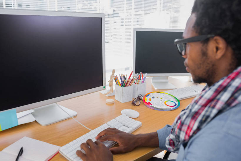 西方人,一个人,商务人士,商务男性,办公室,坐,横图,彩色,室内,白天,侧面,衬衫,电脑,显示器,鼠标,键盘,窗户,家具,桌子,笔筒,欧洲,非洲,黑人,欧洲人,仅一个男性,仅一个人,敲打,套装,朦胧,模糊,装饰,环绕,围绕,网络,笔,眼镜,泳镜,办公桌,办公用品,环抱,注视,输入,输入设备,通讯设备,玻璃窗,文具,仅一个年轻男性,容器,围巾,学习用品,游泳眼镜,打字,观察,看,温暖,器皿,台式电脑,围脖,观看,储藏,五颜六色,保暖,点击,华丽,敲击,文具用品,色彩斑斓,点缀,察看,御寒,储存,关注,通信设备,商务装,五彩缤纷,近视眼镜,工薪阶层,输出设备,办公家具,衬托,美观,雅致,雅观,五彩斑斓,萦绕,五光十色,光谱,插笔器具,文房用具,按键,男人,男性,年轻男性,非洲人,白领,上班族,坐着,半身,彩图,衬衣,贮存,色环