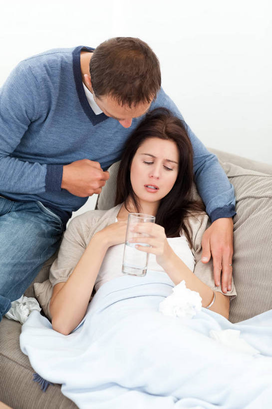 西方人,中年人,两个人,家庭,夫妻,客厅,躺,竖图,俯视,室内,白天,爱情,水,沙发,生活用品,杯子,纺织品,欧洲,欧洲人,握,阴影,服装,裤子,装饰,反射,毛毯,毯子,液体,影子,纸,浪漫,注视,牛仔裤,休闲装,饮用水,玻璃制品,纺织,一个,衣服,水杯,垫子,纸巾,日用品,矿泉水,低头,观察,看,休闲,生病,温暖,温馨,一家人,休闲服,恩爱,护理,握着,恋人,服饰,单个,卫生纸,观看,照顾,华丽,修饰,点缀,和睦,察看,感冒,疾病,起居室,关注,关照,布艺沙发,蒸馏水,衬托,美观,雅致,雅观,照应,客堂,伤风,生活用纸,卧着,男人,男性,女人,女性,中年男性,中年女性,白种人,夫妇,情侣,玻璃杯,躺着,卧,半身,彩图,高角度拍摄,伴侣,融洽