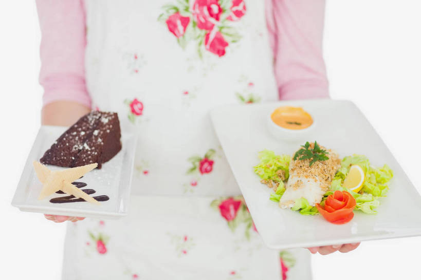 点心,西方人,一个人,站,捧,横图,俯视,室内,特写,白天,白色背景,烹饪,下午茶,西餐,蔬菜,餐具,欧洲,欧洲人,仅一个年轻女性,仅一个女性,仅一个人,阴影,服装,新鲜,盛开,反射,碟子,盘,围裙,影子,调料,酱料,酱汁,蔬菜沙拉,佐料,沙拉,料理,食品,糖,糖果,甜点,甜品,调味品,调味料,花蕾,休闲装,巧克力蛋糕,色拉,酱,沙拉酱,沙律,菜肴,美食,花,花瓣,花朵,鲜花,食物,糕点,两个,衣服,粉色,白色,盘子,碟,果酱,甜食,巧克力,花苞,花蕊,站着,休闲,休闲服,西式,摄影,服饰,佳肴,有机食品,绿色食品,影棚,色拉酱,朱古力,果子酱,年轻女性,女人,女性,白种人,端,端着,捧着,手捧,站立,半身,彩图,高角度拍摄,影棚拍摄,拍摄,蛋糕