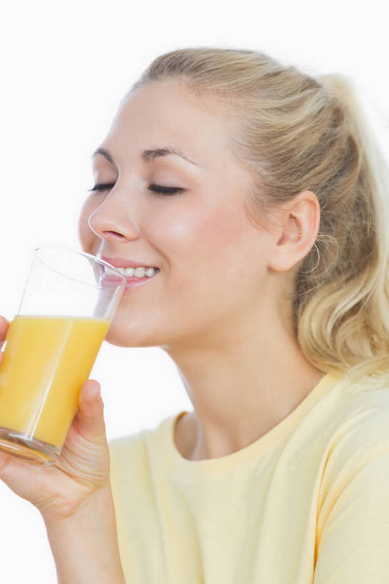 果汁,西方人,脸,头,脸颊,手,头发,一个人,站,笑,微笑,露齿笑,竖图,室内,特写,白天,白色背景,正面,杯子,欧洲,欧洲人,仅一个年轻女性,仅一个女性,仅一个人,握,阴影,服装,反射,影子,橙汁,饮品,一杯,注视,休闲装,闻,肩膀,玻璃制品,饮料,一个,衣服,黄色,水杯,观察,看,站着,休闲,手部,休闲服,金色,握着,摄影,服饰,影棚,单个,观看,单手,察看,嗅,甜橙,关注,可口,适口,年轻女性,女人,女性,白种人,头部,长发,卷发,脸部,脸蛋,面部,玻璃杯,橙子,橙,站立,半身,彩图,影棚拍摄,拍摄,鹄壳,黄橙,黄果,金橙,金环,金球,糖橙