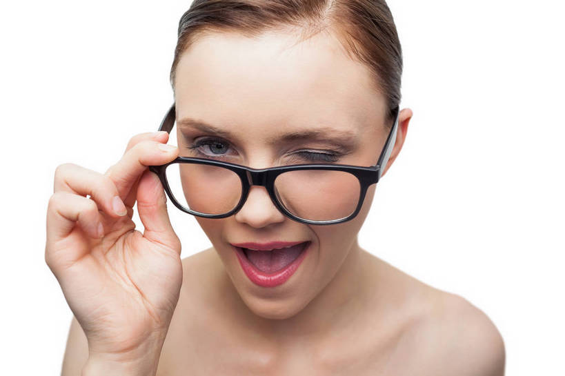 西方人,脸,头,脸颊,手,一个人,站,横图,室内,特写,白天,白色背景,正面,欧洲,欧洲人,仅一个年轻女性,仅一个女性,仅一个人,一副,阴影,反射,眼镜,影子,注视,裸露,肩膀,观察,看,站着,张嘴,手部,眨眼睛,摄影,影棚,观看,单手,察看,眨眼,关注,裸,近视眼镜,张大嘴巴,年轻女性,女人,女性,白种人,头部,脸部,脸蛋,面部,张开嘴,站立,半身,彩图,影棚拍摄,拍摄