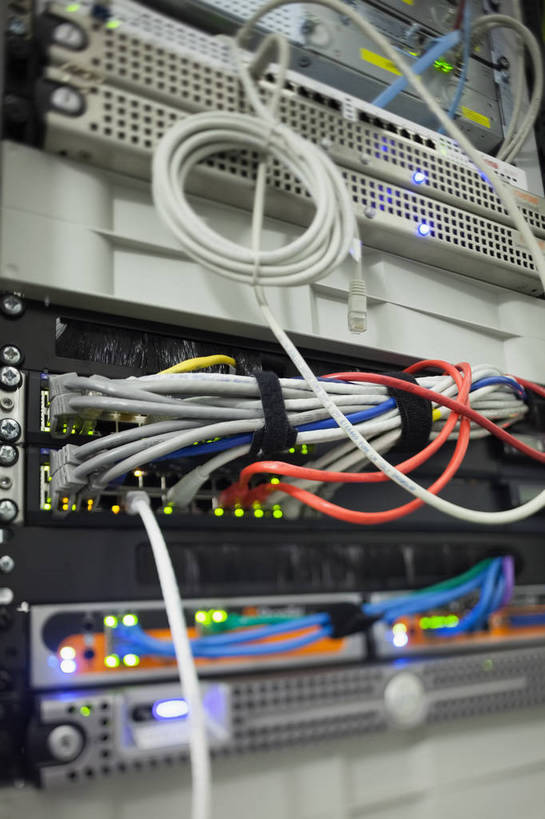 无人,竖图,室内,特写,白天,正面,通讯,服务器,电脑,数据,静物,阴影,环绕,缠绕,反射,传输,网络,影子,输入设备,通讯设备,开关,按钮,台式电脑,庞大,光驱,网线,主机,复杂,机箱,通信设备,水晶头,纠缠,光盘驱动器,线缆,繁杂,电脑主机,彩图