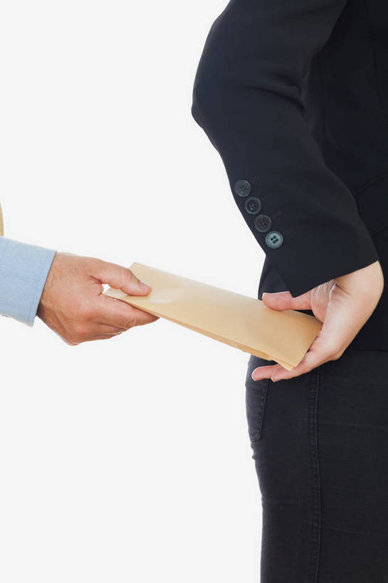 西方人,两个人,同事,商务人士,商务男性,站,竖图,室内,白天,白色背景,侧面,衬衫,成功,合作,团队,集体,信心,欧洲,欧洲人,握,套装,中间,传递,信息,邮件,联系,拿,拿着,队伍,站着,联络,握着,邮递,通信,摄影,影棚,信件,领导,成就,商务装,间谍,合伙,领袖,邮政,工薪阶层,男人,男性,年轻男性,白种人,白领,上班族,站立,半身,彩图,影棚拍摄,衬衣,拍摄,斥候,奸细,探子,细作,特工,特务