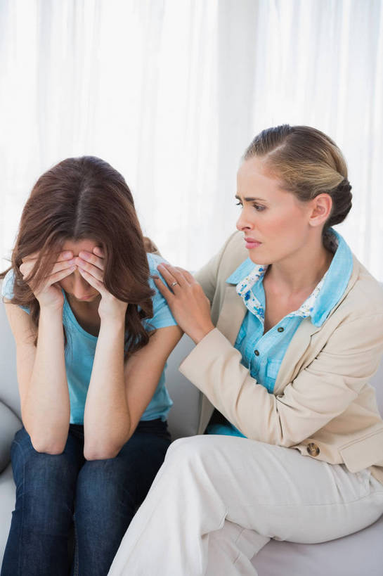 西方人,两个人,医生,病人,办公室,坐,竖图,室内,白天,正面,西装,沙发,欧洲,欧洲人,撑,套装,服装,正装,二郎腿,注视,休闲装,职业装,衣服,观察,看,医护人员,医疗人员,休闲,休闲服,搭,服饰,观看,担忧,安慰,察看,撑着,忧虑,搭着,关注,病患,布艺沙发,担心,年轻女性,女人,女性,中年女性,白种人,大夫,患者,就医者,坐着,半身,彩图,心理医生,临床心理学家,心理治疗师,心理咨询师,咨询心理学家