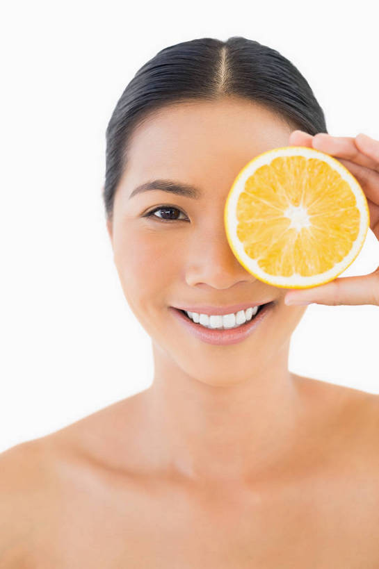 东方人,手,头发,一个人,笑,微笑,露齿笑,竖图,室内,特写,白天,白色背景,正面,水果,亚洲,仅一个年轻女性,仅一个女性,仅一个人,切开,握,新鲜,生食,食品,果实,半个,拿,拿着,注视,黄种人,裸露,食物,黑色,观察,看,切,一半,手部,握着,遮,遮掩,摄影,有机食品,绿色食品,影棚,观看,单手,盘发,察看,掩盖,遮挡,甜橙,关注,裸,剖面,切面,遮盖,掩饰,年轻女性,女人,女性,亚洲人,橙子,橙,半身,彩图,影棚拍摄,拍摄,鹄壳,黄橙,黄果,金橙,金环,金球,糖橙