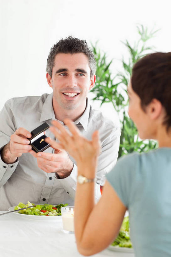 西方人,背部,两个人,家庭,夫妻,坐,笑,微笑,露齿笑,竖图,室内,白天,正面,爱情,烹饪,奢侈,西餐,植物,餐桌,桌子,蔬菜,餐具,珠宝,欧洲,欧洲人,握,服装,新鲜,碟子,矿石,盘,盆栽,墙,调料,酱料,酱汁,蔬菜沙拉,佐料,沙拉,料理,食品,盆景,调味品,浪漫,拿,调味料,拿着,注视,休闲装,色拉,首饰盒,钻戒,钻石,酱,沙拉酱,沙律,菜肴,美食,墙壁,墙面,盒子,装饰品,食物,衣服,绿色,白色,自然,盘子,戒指,容器,饰品,首饰,碟,观察,看,休闲,温暖,温馨,一家人,休闲服,恩爱,西式,握着,恋人,服饰,佳肴,有机食品,绿色食品,生长,成长,餐台,观看,色拉酱,储藏,金刚石,昂贵,坚硬,信物,贵重,和睦,察看,宝石,权利,储存,关注,坚定,信念,手饰,约定,宝贵,男人,男性,年轻男性,女人,女性,中年女性,白种人,夫妇,情侣,坐着,半身,彩图,伴侣,融洽,贮存