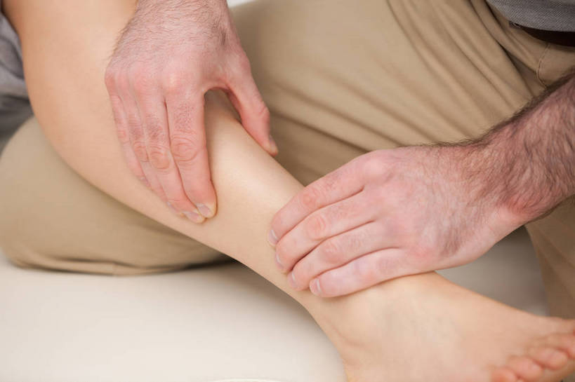 西方人,手,腿部,脚,脚趾,脚趾甲,腿,两个人,病人,按摩师,横图,俯视,室内,特写,白天,欧洲,欧洲人,双手,服装,休闲装,光脚,衣服,休闲,赤脚,手部,休闲服,服饰,病患,男人,男性,年轻男性,年轻女性,女人,女性,白种人,脚指甲,患者,就医者,技师,半身,彩图,高角度拍摄,保健人员