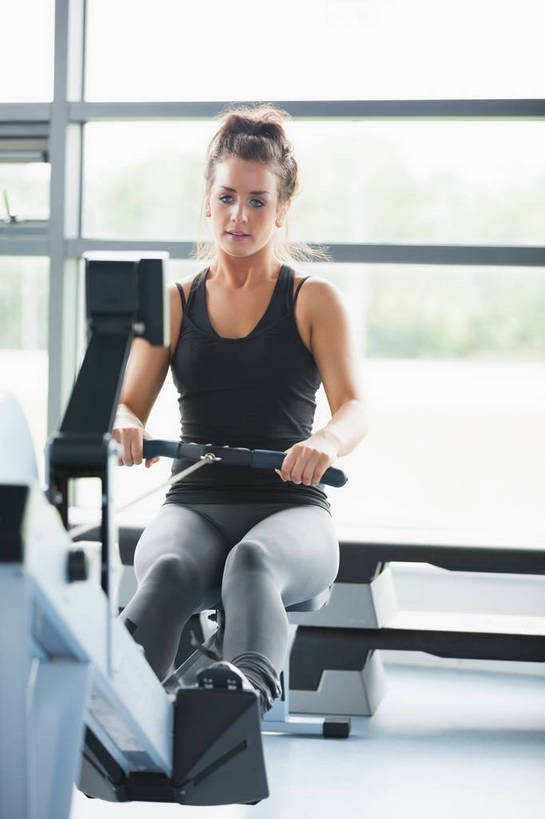 西方人,一个人,健身房,坐,竖图,室内,白天,正面,锻炼,运动,欧洲,欧洲人,仅一个年轻女性,仅一个女性,仅一个人,握,服装,朦胧,模糊,背心,拿,拿着,注视,娱乐,运动器械,衣服,观察,看,享受,休闲,健身器械,放松,握着,服饰,观看,察看,衣着,穿着,关注,健身器材,室内运动,衣饰,划船器,划船机,年轻女性,女人,女性,白种人,坐着,彩图,全身,健身,健身馆,运动器材