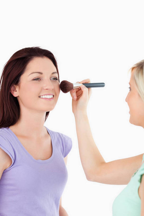 西方人,两个人,站,笑,微笑,露齿笑,竖图,室内,白天,白色背景,正面,化妆,美容,欧洲,欧洲人,护肤,握,阴影,服装,反射,影子,注视,休闲装,一个,衣服,化妆刷,刷子,观察,看,站着,保养,享受,休闲,休闲服,放松,握着,保健,摄影,服饰,影棚,单个,观看,察看,美容工具,关注,化妆师,养颜,彩妆刷,化妆工具,蜜粉刷,年轻女性,女人,女性,白种人,站立,半身,彩图,影棚拍摄,拍摄,演员造型设计人员