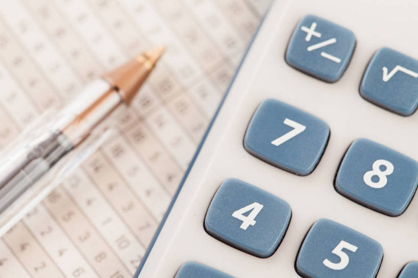 无人,横图,俯视,室内,特写,白天,计算器,静物,阴影,朦胧,模糊,反射,计算,科学,笔,标志,符号,数字,文字,影子,字符,办公用品,圆珠笔,标识,文具,一个,学习用品,理财,财务,阿拉伯数字,单个,文具用品,一支,数学,公式,数学公式,彩图,高角度拍摄