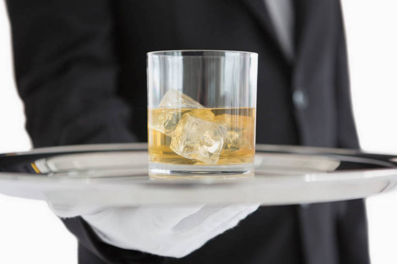威士忌,西方人,手,一个人,服务员,站,捧,横图,室内,特写,白天,白色背景,正面,西装,杯子,餐具,欧洲,欧洲人,仅一个男性,仅一个人,套装,正装,朦胧,模糊,装饰,碟子,盘,冰,冰块,酒类,职业装,冷冻,玻璃制品,酒,饮料,仅一个年轻男性,盘子,酒杯,啤酒杯,手套,碟,站着,温暖,手部,寒冷,摄影,影棚,冷藏,保暖,单手,华丽,点缀,冰冷,御寒,衬托,美观,雅致,雅观,保鲜,烈酒,男人,男性,年轻男性,白种人,服务生,侍者,玻璃杯,端,端着,捧着,手捧,站立,半身,彩图,影棚拍摄,拍摄
