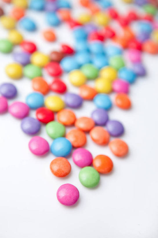 无人,竖图,俯视,彩色,室内,特写,白天,白色背景,一堆,许多,堆叠,堆积,朦胧,模糊,食品,糖,糖果,甜点,甜品,很多,食物,甜食,巧克力,摄影,影棚,堆,巧克力糖,彩图,高角度拍摄,影棚拍摄,拍摄