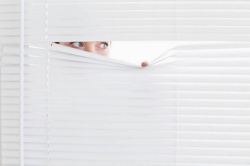 西方人,眼睛,眉毛,睫毛,一个人,横图,室内,特写,白天,正面,窗户,欧洲,欧洲人,瞳孔,仅一个女性,仅一个人,百叶窗,注视,观察,看,仅一个中年女性,偷看,眼部,观看,察看,关注,偷窥,女人,女性,中年女性,白种人,睫,眉,眼,眼睫毛,眼眉,半身,彩图,窥视,窥探,眼眉毛