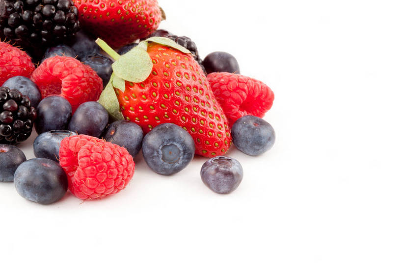 无人,横图,俯视,室内,特写,白天,白色背景,草莓,浆果,蓝莓,黑莓,水果,一堆,许多,阴影,堆叠,堆积,朦胧,模糊,新鲜,反射,影子,生食,食品,果实,很多,食物,红色,蓝色,黑色,摄影,有机食品,绿色食品,影棚,堆,山莓,树莓,三月泡,四月泡,山抛子,刺葫芦,悬钩子,馒头菠,高脚菠,龙船泡,泡儿刺,露莓,洋莓,水果皇后,山都柿,蓝浆果,蓝靛果,红莓,地莓,彩图,高角度拍摄,影棚拍摄,拍摄,都柿,笃斯