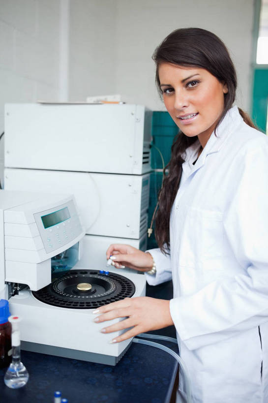 西方人,一个人,科学家,站,笑,微笑,露齿笑,竖图,室内,白天,侧面,机器,欧洲,欧洲人,仅一个年轻女性,仅一个女性,仅一个人,握,阴影,服装,反射,影子,墙,实验室,研究室,扭头,注视,墙壁,墙面,衣服,白色,手套,观察,看,站着,转头,机械,橡胶,握着,服饰,观看,察看,衣着,科研人员,白大褂,穿着,关注,研究者,橡胶手套,橡胶制品,试验室,离心机,实验服,科学研究者,医用手套,衣饰,离心分离机,年轻女性,女人,女性,白种人,科学工作者,站立,半身,彩图,实验衣