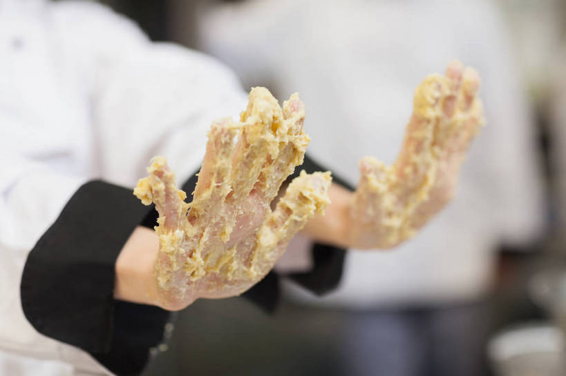 西方人,两个人,伙伴,朋友,站,横图,室内,特写,白天,正面,工作服,制服,友谊,合作,团队,厨房,欧洲,欧洲人,阴影,服装,朦胧,模糊,反射,粉末,影子,面粉,粮食,衣服,白色,站着,粉,战略,服饰,肮脏,农产品,张开五指,衣着,穿着,面点师,烘焙师,原材料,邋遢,联合,合谋,粉状,工作制服,衣饰,龌龊,污秽,配合,协作,男人,男性,年轻男性,年轻女性,女人,女性,白种人,站立,半身,彩图,工作套服,灶间,五指张开