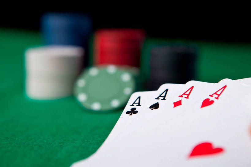 无人,横图,室内,特写,白天,正面,游戏,赌博,贪欲,竞争,静物,扑克牌,纸牌,玩具,扑克,一排,黑色背景,朦胧,模糊,整齐,玩,娱乐,刺激,排列,休闲,筹码,赌场,摄影,影棚,活动,堆,计数,队列,发泄,消遣,智力,赌具,博彩,积累,累积,21点,黑杰克,投机,侥幸,欲望,宣泄,筹马,记数,玩耍,嬉戏,彩图,影棚拍摄,拍摄,二十一点,胜负,输赢,娱乐场