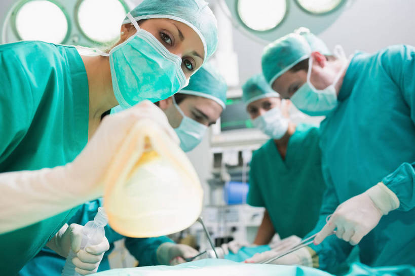 西方人,四个人,伙伴,朋友,医生,医院,站,横图,室内,白天,正面,友谊,安全,合作,团队,床,帽子,照明,欧洲,欧洲人,握,阴影,朦胧,模糊,光线,药剂,影子,灯光,防护,拿,拿着,注视,灯,药品,灯具,观察,看,站着,医护人员,医疗人员,氧气瓶,战略,治疗,握着,观看,保护,药物,照亮,察看,手术,医疗,医疗设备,手术室,氧气面罩,白大褂,照明设备,关注,医疗器械,保险,预防,手术台,无影灯,医疗机构,手术帽,手术床,联合,合谋,麻醉剂,配合,平安,协作,男人,男性,年轻男性,年轻女性,女人,女性,中年男性,白种人,大夫,站立,半身,彩图,病院,诊所,麻醉药