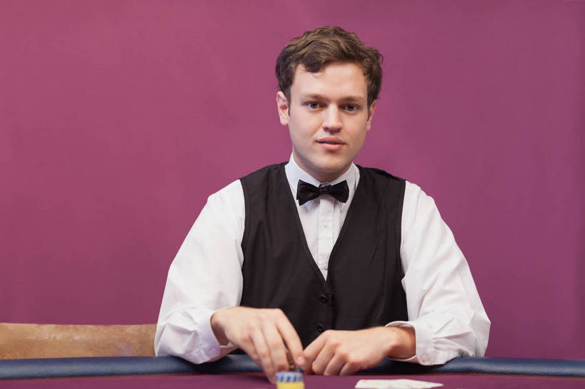 西方人,一个人,坐,横图,室内,夜晚,正面,西装,游戏,赌博,贪欲,竞争,桌面,桌子,欧洲,欧洲人,仅一个男性,仅一个人,握,阴影,套装,正装,反射,领结,影子,墙,玩,注视,职业装,娱乐,刺激,墙壁,墙面,仅一个年轻男性,紫色,观察,看,休闲,搭,握着,筹码,赌场,观看,活动,计数,察看,象征,庄重,搭着,发泄,关注,消遣,智力,发牌,身份,博彩,积累,累积,荷官,投机,侥幸,欲望,宣泄,正式,地位,筹马,记数,男人,男性,年轻男性,白种人,玩耍,嬉戏,坐着,半身,彩图,杀赔,庄荷,胜负,输赢,娱乐场