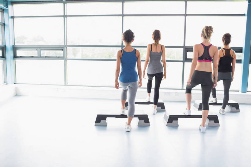 西方人,四个人,伙伴,朋友,健身房,站,横图,室内,白天,锻炼,友谊,运动,窗户,落地窗,欧洲,欧洲人,阴影,服装,反射,背心,影子,音乐,娱乐,玻璃窗,背面,衣服,站着,服饰,衣着,穿着,踏板,踏板操,衣饰,体育,友情,年轻女性,女人,女性,白种人,站立,彩图,全身,健身,舞蹈,健身馆,集体操,健美操,有氧踏板操