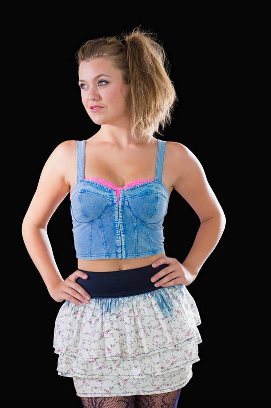 西方人,一个人,站,竖图,室内,白天,正面,裙子,吊带,欧洲,欧洲人,仅一个年轻女性,仅一个女性,仅一个人,黑色背景,服装,扭头,注视,吊带衫,手叉腰,衣服,叉腰,观察,看,站着,转头,短裙,摄影,服饰,影棚,观看,半身裙,察看,双手叉腰,衣着,穿着,关注,超短裙,衣饰,年轻女性,女人,女性,白种人,站立,半身,彩图,影棚拍摄,拍摄