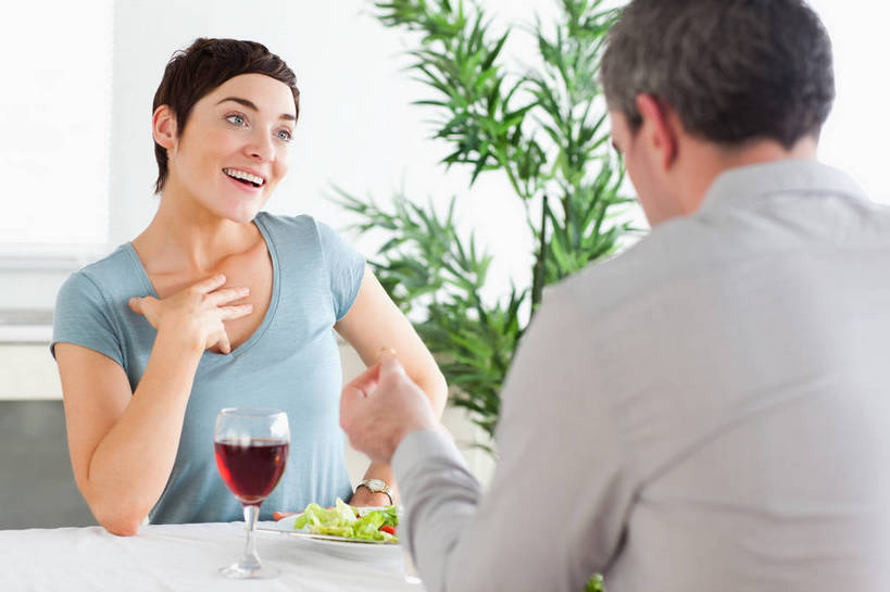 红酒,葡萄酒,西方人,背部,两个人,家庭,夫妻,餐厅,坐,笑,微笑,露齿笑,横图,室内,白天,正面,爱情,烹饪,奢侈,西餐,植物,蔬菜,杯子,餐具,珠宝,欧洲,欧洲人,握,服装,新鲜,碟子,高脚杯,矿石,盘,盆栽,调料,酱料,酱汁,蔬菜沙拉,佐料,沙拉,料理,食品,盆景,红酒杯,酒类,调味品,一杯,浪漫,拿,调味料,拿着,注视,休闲装,色拉,钻戒,钻石,酱,沙拉酱,沙律,菜肴,美食,玻璃制品,酒,装饰品,食物,饮料,一个,衣服,绿色,自然,盘子,戒指,酒杯,饰品,首饰,碟,观察,看,休闲,温暖,温馨,一家人,休闲服,红葡萄酒,恩爱,西式,握着,恋人,服饰,佳肴,有机食品,绿色食品,生长,单个,成长,观看,色拉酱,金刚石,昂贵,坚硬,信物,贵重,和睦,察看,宝石,权利,葡萄酒杯,关注,坚定,信念,手饰,约定,宝贵,男人,男性,年轻男性,女人,女性,中年女性,白种人,夫妇,情侣,玻璃杯,坐着,半身,彩图,餐馆,饭店,饭馆,伴侣,融洽